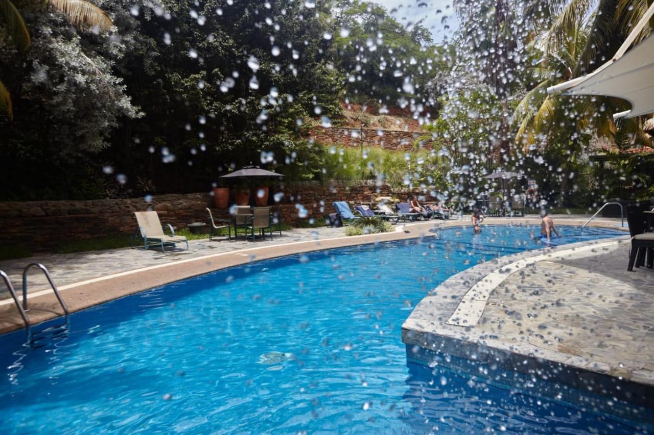 Eurobuilding Express Maiquetia Hotel Екстериор снимка Swimming pool at the hotel