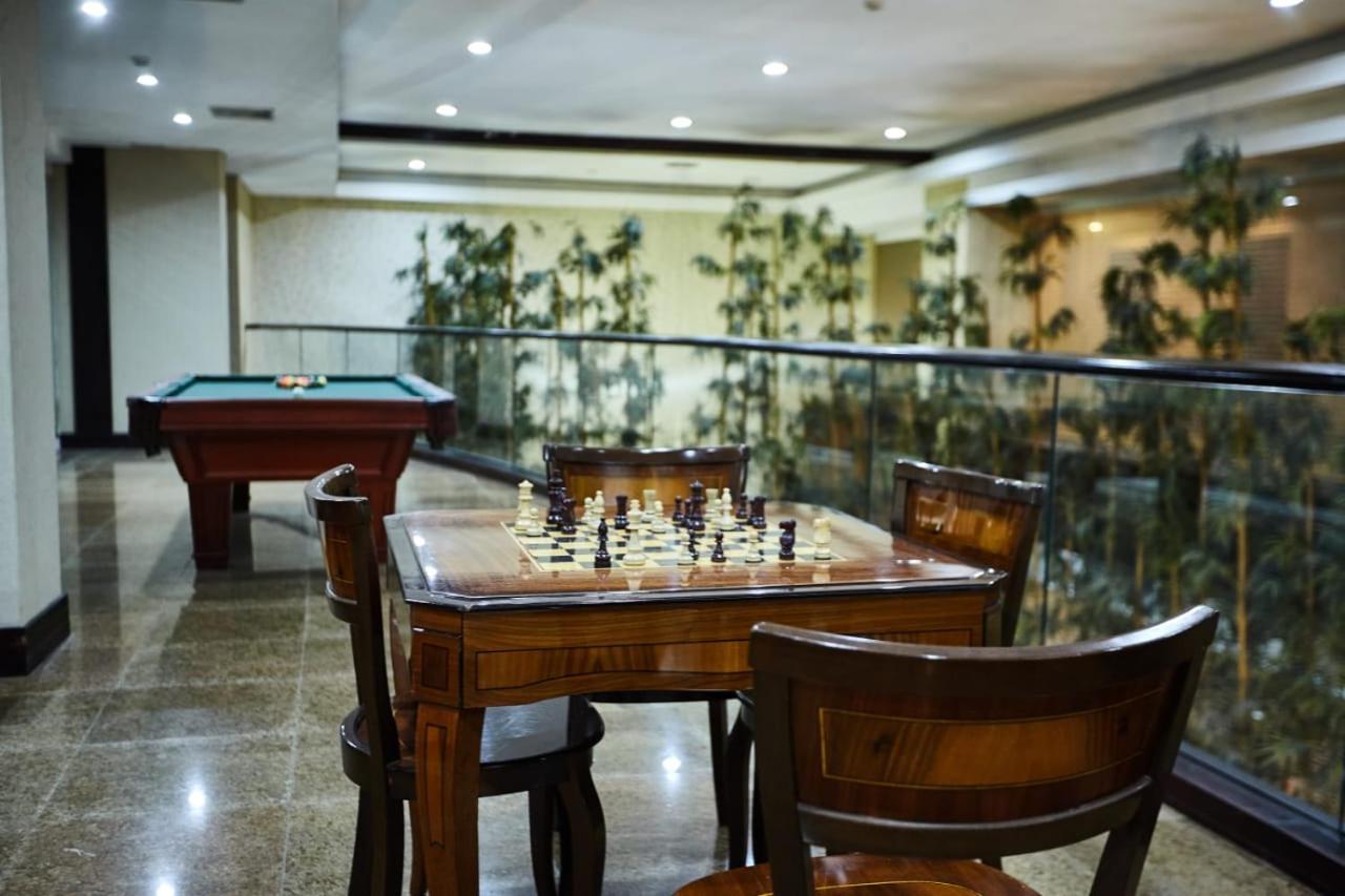 Eurobuilding Express Maiquetia Hotel Екстериор снимка The chess table at the lobby