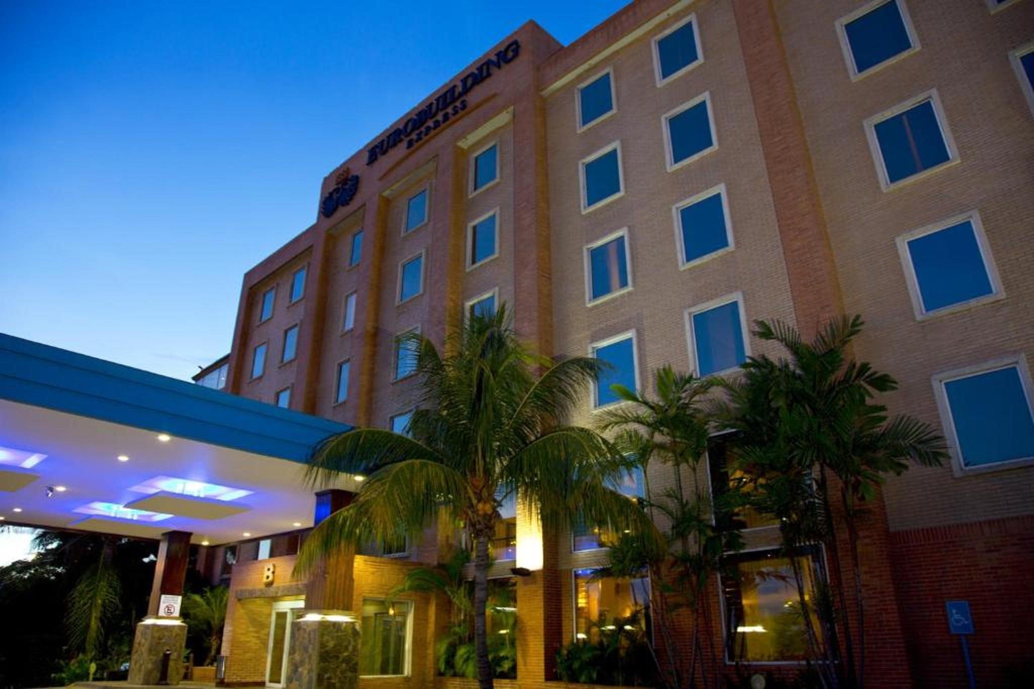 Eurobuilding Express Maiquetia Hotel Екстериор снимка The hotel at night